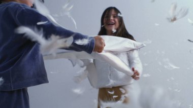 Tüylü Eğlence İçin Mutlu Kardeşler - 1000 FPS 'de Yatak Zıplama ve Yastık Dövüşü