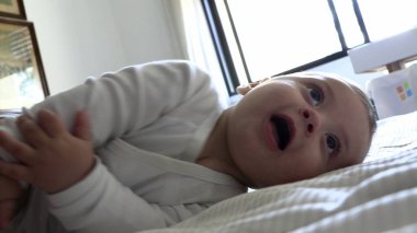 Sevimli bebek yatakta.