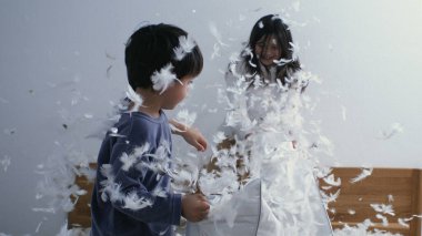 Eğlenceli Yastık Savaşında Mutlu Kardeşler, Uçan Tüyler, Süper Yavaş Hareket Yakalama