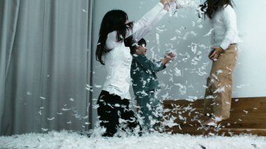 Feather Bed Fiesta - Binlerce Tüylü Aile Eğlencesi Süper Yavaş Çekimde