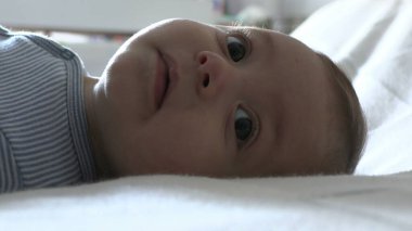 Bebek yatağa uzandı.