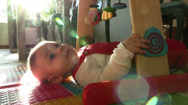 Sanatsal mercek evde oynayan bebek parlıyor