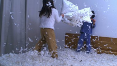 Yastık Savaşı Fantezisi - Oyuncak Savaşa Katılan Kardeşler, Yüksek Hızda Kanat çırpan Tüyler, Yatakta Neşeli Oynayan Çocuklar