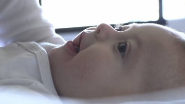 Mutlu ve neşeli gülümseyen küçük bebeğe yakın.