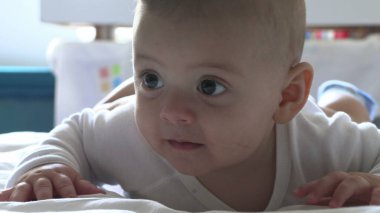 Bebek mutlu hissediyor ve hayatta olduğu için gülümsüyor.
