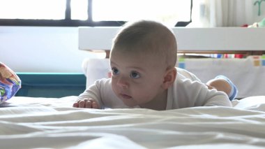 Bebek mutlu hissediyor ve hayatta olduğu için gülümsüyor.