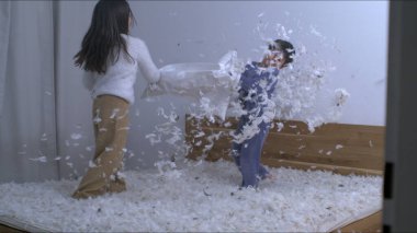 Yastık Dövüşü Eğlencesi - Kız Kardeş Savaşan Küçük Kardeş, Tüyler Hız Atan Rampa 'da Uçuyor 1000 FPS' de Yavaş Hareket, çocuklar akşam yatakta oynuyorlar