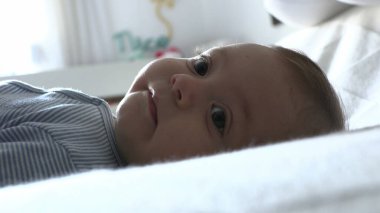 Bebek yatağa uzandı.