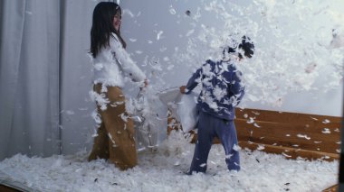 Kardeşler Neşeli Yastık Savaşı - Havadaki Tüyler, Ağır Çekimde 1000 FPS 'de Yakalandı