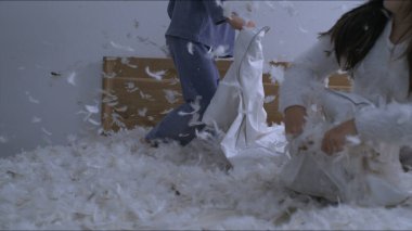 Çocukların Zevki - Genç Çocuk Havada Tüyleri Atar, Ağır Çekimde 1000 FPS 'de Hız Rampsi ile yakalanır, tüyleri dökülür, çocuklar yatakta zıplar