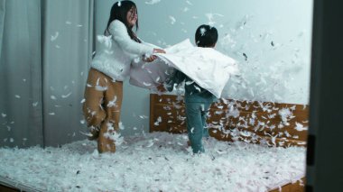 Yastık Dövüşü Heyecanı - Kız Kardeş Savaşçı Küçük Kardeş, Tüyler Hızla Uçuyor