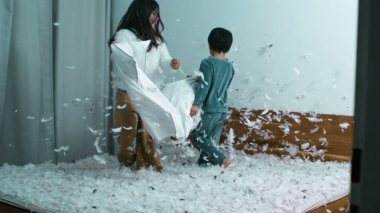 Yastık Dövüşü Heyecanı - Kız Kardeş Savaşçı Küçük Kardeş, Tüyler Hızla Uçuyor