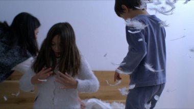 Küçük mutlu çocuk, hız rampası ile 1000 fp 'lik yüksek hız kamerasıyla çocukların eğlendiği bir avuç dolusu fötr şapka fırlatıyor.