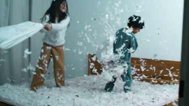 Yastık Dövüşü Heyecanı - Kız Kardeş Savaşçı Küçük Kardeş, Tüyler Hızla Uçuyor