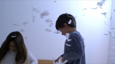 Küçük mutlu çocuk, hız rampası ile 1000 fp 'lik yüksek hız kamerasıyla çocukların eğlendiği bir avuç dolusu fötr şapka fırlatıyor.