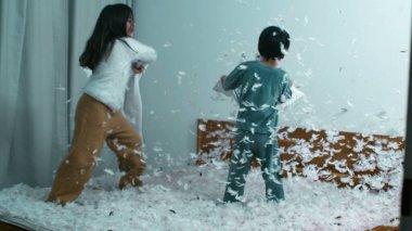 Yastık Dövüşü Heyecanı - Kız Kardeş Savaşçı Küçük Kardeş, Tüyler Hızla Uçuyor