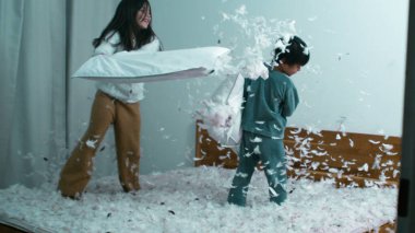 Yastık Dövüşü Heyecanı - Kız Kardeş Savaşçı Küçük Kardeş, Tüyler Hızla Uçuyor