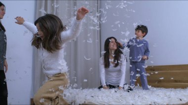 Aile tüylerini havaya fırlatıyor. Süper yavaş çekimde, 1000 fp 'de yakalandı. Dertsiz, mutlu, otantik bir anda tüylerle kaplı insanlar.