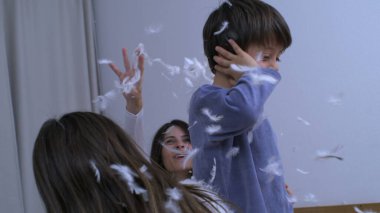 Otantik Neşe - Anne, Kız ve Oğul Yastık Tüyleriyle Oynuyor