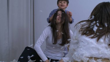 Anne, Kız ve Oğul Yavaş Çekimde Yastık Tüyleriyle Oynuyor - Otantik aile sevinci yüksek hızlı kamerayla çekildi