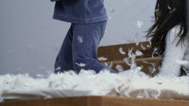 Karmaşık Yastık Savaşı - Tüylü Çılgınlığın Ortasındaki Çocuklar, Plumage ile Kaplanmış Yatak, Ağır Hareketli Yatak Odası Havuzu