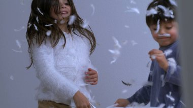 Kardeşim yastığı çok yavaş çekimde küçük kardeşime fırlatıyor yastık savaşının ortasında süper yavaş çekimde hız rampasında 1000 fp hızla çekiliyor, kuş tüyü havada uçuyor