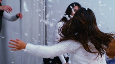 Yastık Sonrası Savaş İlişkisi - Yavaş Çekimde Tüylü Anne ve Çocuklar