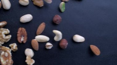 Slow-Motion Nut Cascade - Macro Close-Up 'ta çeşitli bademler, cevizler, fındıklar, fındıklar, fındıklar, fındıklar ve fındık ezmesi