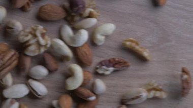 Masa üzerinde süzülen karışık fındık görüntüsü, makro yakın çekim görünümü