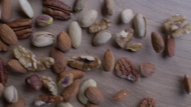 Ассортимент Орехов Медленном Движении Миндаль Грецкие Орехи Пеканы Кешью Hazelnuts — стоковое видео