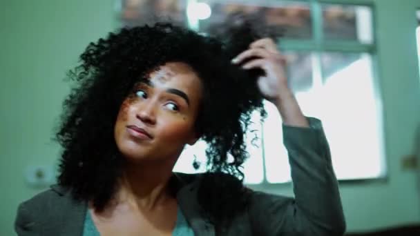 Una Joven Latina Negra Juega Con Pelo Rizado Delante Del — Vídeo de stock
