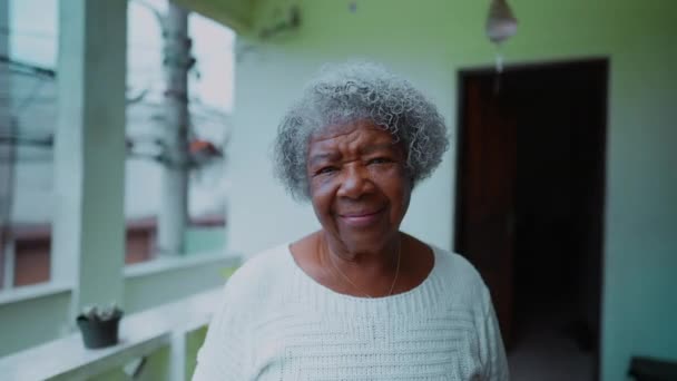 Uma Alegre Mulher Idosa Negra Dos Anos Com Cabelos Grisalhos — Vídeo de Stock