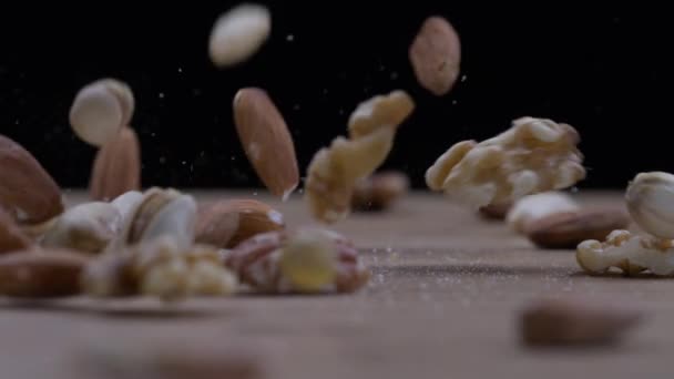 Макро Крупным Планом Смешанных Орехов Падая Миндаль Грецкие Орехи Пеканы — стоковое видео