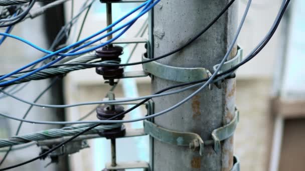 南アメリカのメッセージの電気ケーブル 棒のつながれたワイヤー — ストック動画