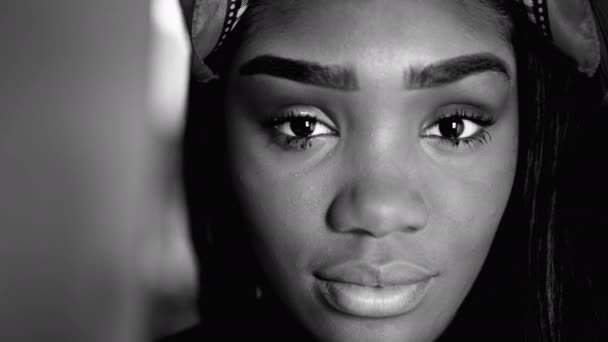 Portret Van Een Jonge Zwarte Vrouw Intens Zwart Wit Neutrale — Stockvideo