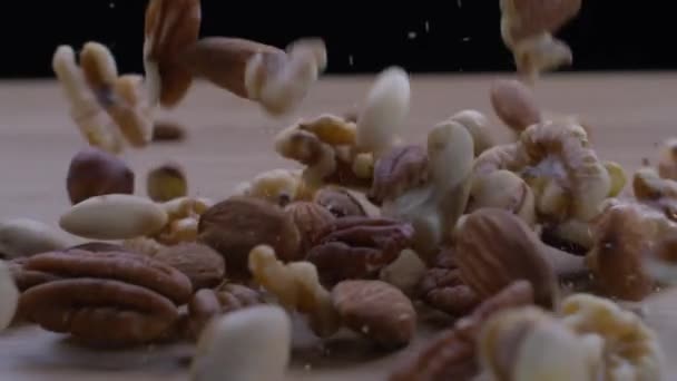 Anmutige Großaufnahme Von Mandeln Walnüssen Pekannüssen Cashewnüssen Haselnüssen Und Pistazien — Stockvideo