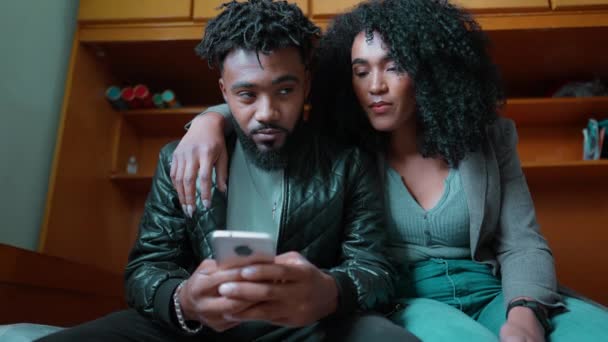 Afrikai Amerikai Pár Megosztja Telefon Képernyőn Nevetve Mosolyogva Együtt Fiatal — Stock videók