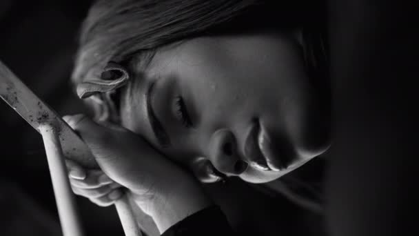 忧心忡忡的年轻黑人妇女 闭目养神地靠着金属棒 与挫折作斗争 非洲裔拉美人的近照 — 图库视频影像