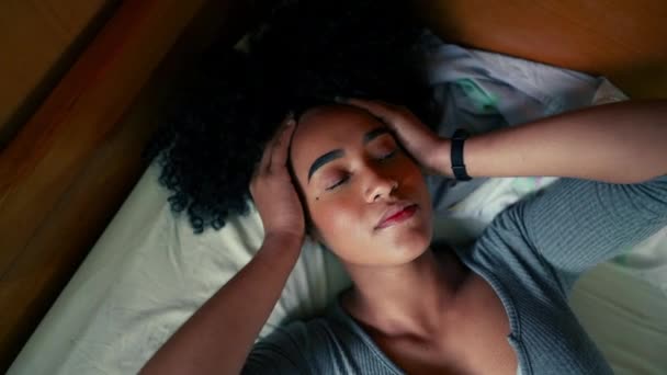 Jedna Zdenerwowana Młoda Czarna Kobieta Leży Łóżku Próbuje Odpocząć Niespokojna — Wideo stockowe