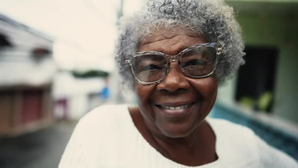Portrait Joyful 80S African Descent Senior Woman Gray Hair Balcony — Video