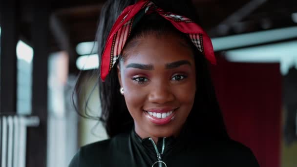 兴高采烈的20多岁的非洲裔美国女人 有着灿烂的笑容 充满活力的年轻黑人拉美人对照相机表达着幸福 — 图库视频影像