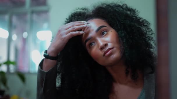 Jovem Afro Americano 20S Mulher Preparando Para Sair Brinca Com — Vídeo de Stock
