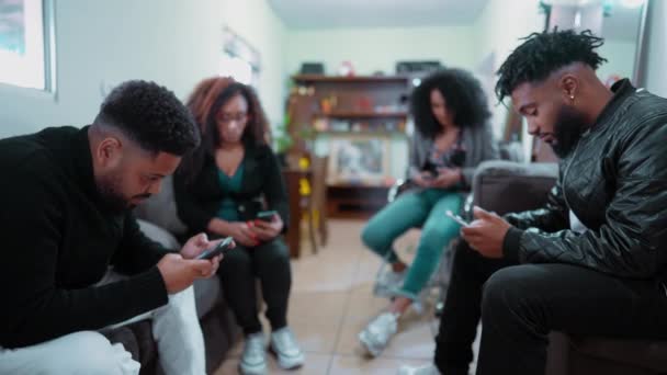 Soziale Blase Von Freunden Durch Telefone Hypnotisiert Mangel Interaktion Gruppe — Stockvideo