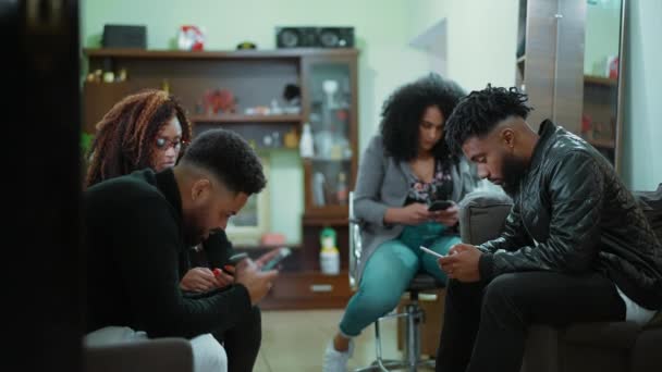 Teknolojik Baloncuklar Içinde Telefonlarıyla Hipnotize Olan Dört Kişilik Bir Grup — Stok video