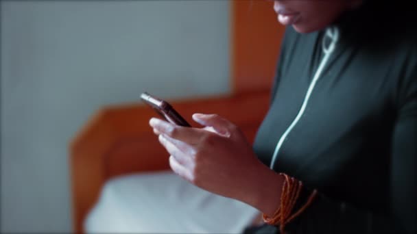 Ung Svart Kvinna Använder Mobiltelefon Enhet Sovrum Närbilder Händer Och — Stockvideo