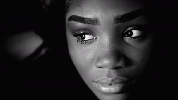 Besinnlicher Blick Einer Afroamerikanischen Jungen Frau Aus Nahaufnahme Intensivem Monochromen — Stockvideo