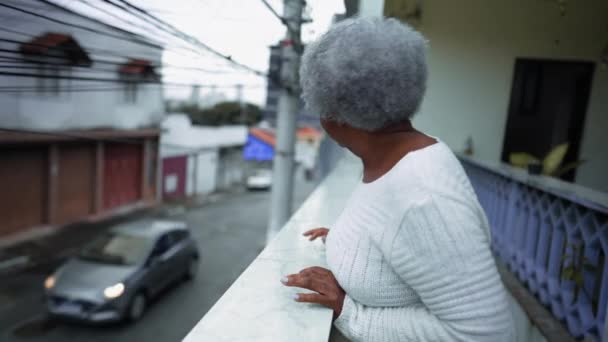 Starsza Kobieta Ameryki Południowej Obserwująca Okolicę Balkonu Rezydencji 80S Starszy — Wideo stockowe