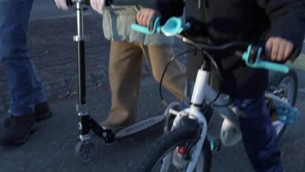Crianças Cruzando Rua Menino Bicicleta Menina Brinquedo Scooter Crianças Responsáveis — Vídeo de Stock