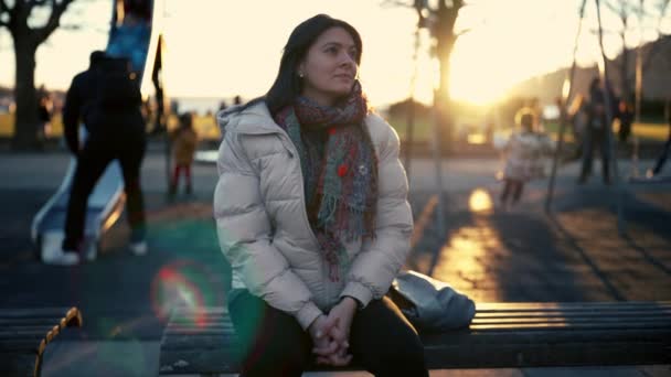 Счастливая Мирная Женщина Годов Сидящая Скамейке Запасных Течение Золотого Часа — стоковое видео