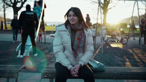Мирная Счастливая Женщина Годов Сидящая Игровой Площадки Глядя Созерцании Тихом — стоковое видео